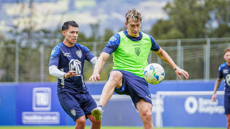 Matías Fernández (izq.) y Richard Schunke disputan un balón durante un entrenamiento de Independiente del Valle, en el complejo de Chillo Jijón.