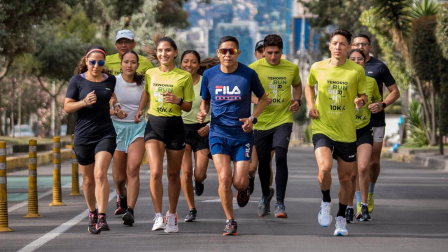 Franklin Tenorio (centro de azul) con un grupo de deportistas durante una competencia en Quito. El instructor estuvo en esTAmañana compartiendo una interesante charla.