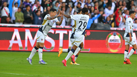 Los jugadores de Liga de Quito  celebran el primer gol ante Sao Paulo convertido por Bryan Ramírez, en el partido jugado el 18 de septiembre del 2025.