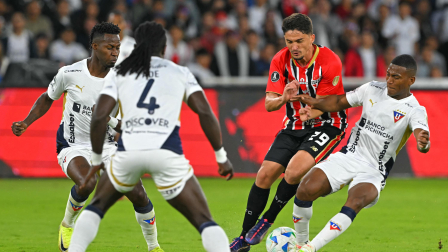 Pablo Maia (rojo y negro) disputa el esférico con Carlos Gruezo, de Liga de Quito. Observan Leonel Quiñónez y Ricardo Adé (4).
