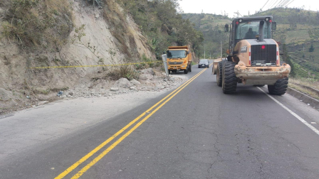 El Ministerio de Infraestructura y Transporte trabaja en la remoción de escombros en un deslizamiento en la vía a Baños.