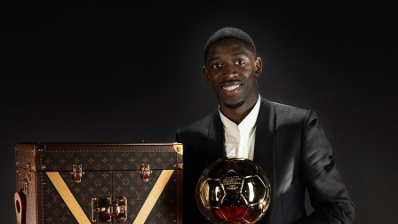 Ousmane Dembélé muestra orgulloso el trofeo del Balón de Oro 2025. Superó al futbolista del FC Barcelona, Lamine Yamal.