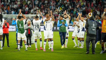 Los jugadores albos festejaron con su hinchada luego de ganar por 2-0 a Sao Paulo, en el partido de ida de los cuartos de final, disputado el jueves 18 de septiembre del 2025.