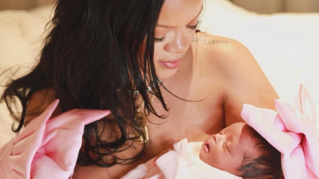 La artista compartió una fotografía de su hija recién nacida en sus perfiles de redes sociales.