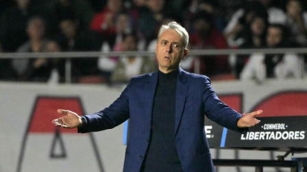 El entrenador de LDU en el partido ante Sao Paulo.