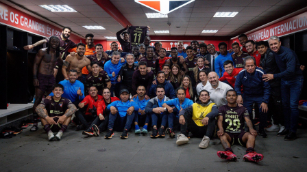 Los futbolistas de Liga de Quito celebran en el camerino del estadio Morumbí su victoria ante Sao  Paulo por los cuartos de final de la Copa Libertadores.