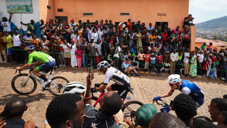 Primoz Roglic y Richard Carapaz en el ascenso del Mur de Kigali en el Mundial de Ciclismo.