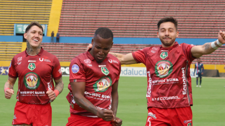 Bryan Bentaberry (izquierda), Christian Penilla y Nicolás Dávila, de Mushuc Runa, celebran uno de los cinco goles de la  victoria ante El Nacional,. el sábado 27 de septiembre del 2025.