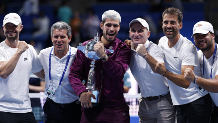Carlos Alcaraz (centro) celebra con su equipo de trabajo, tras derrotar al estadounidense Taylor Fritz, en el torneo de Tokio.