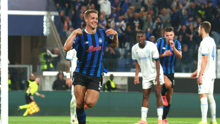 Mario Pasalic, de Atalanta, celebra su gol ante Brujas de Bélgica. Al fondo, desconsolado, el defensa ecuatoriano Joel Ordóñez, en el partido jugado este 30 de septiembre.