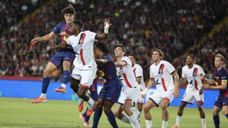Pau Cubarsi salta con Willian Pacho durante el partido entre PSG y Barcelona, válido por la segunda fecha de la Champions League.
