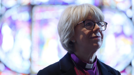 Sarah Mullally, es la primera mujer nombrada jefa de la Iglesia de Inglaterra.