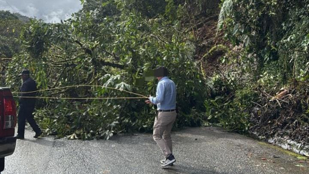 Un deslizamiento de tierra ocasionó el cierre total de la calzada, informó el ECU 911.