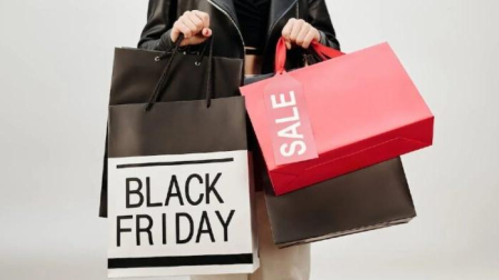 Las personas suelen aprovechar las ofertas de Black Friday para realizar sus compras navideñas.