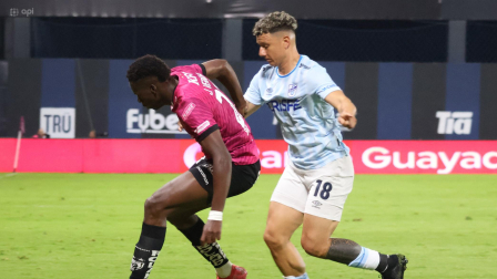 Byron Palacios, de Universidad Católica, disputa el esférico con Arroyo Vernaza, de Independiente del Valle, en el partido jugado el lunes 13 de octubre.