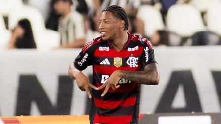 Gonzalo Plata estrena nuevo look y sigue marcando goles en el Flamengo.