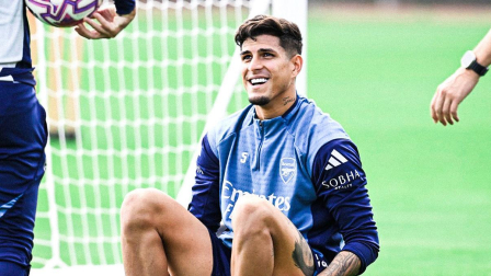 Piero Hincapié y toda su felicidad por volver a los entrenamientos del Arsenal. El crédito ecuatoriano llegó en septiembre, procedente del Bayer Leverkusen.