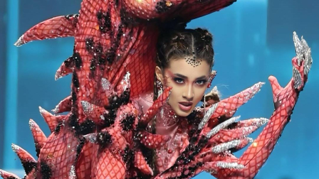 El traje de la iguana rosada de Ecuador conquistó Tailandia