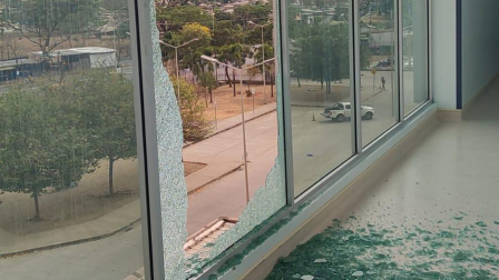 Ventanales del hospital Monte Sinaí quedaron destruidas a causa de los disparos