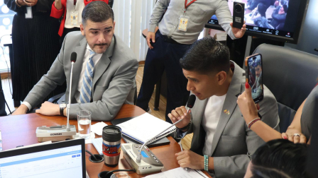 El Alcalde de Guayaquil Aquiles Alvarez acudió a la comisión de Garantías Constitucionales presedido por el asambleísta Jaime Estrada, en el caso de la investigación de la bomba en la Bahía.