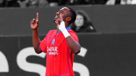 Willian Pacho celebra su primera anotación en Champions League con la camiseta del PSG.