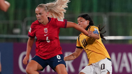 Mary Guerra, de Ecuador, intenta arrebatarle el esférico a una jugadora noruega, en el partido jugado en Rabat.