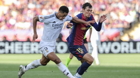 Andreas Christensen intenta arrebatarle el esférico al inglés Jude Bellingham, del Real Madrid, durante el clásico jugado el 11 de mayo del 2025.