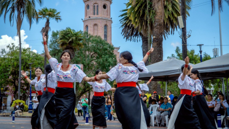 El festival de danzas es parte de una tradición de los festejos en Otavalo.