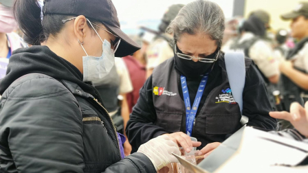Funcionarios hallaron miles de cosméticos irregulares en mercado de Quito.