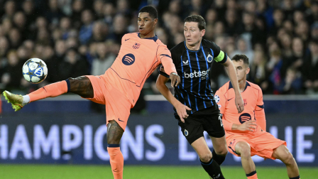 Marcus Rashford (izquierda) controla el balón ante Hans Vanaken (20) de Brujas, en el partido del 5 de noviembre del 2025.