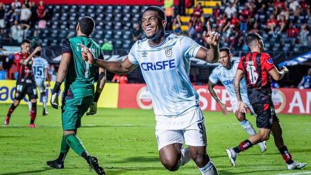 Azarías Londoño tiene siete goles en Universidad Católica. Su desborde por los costados es fundamental para el cuadro del 'Trencito'