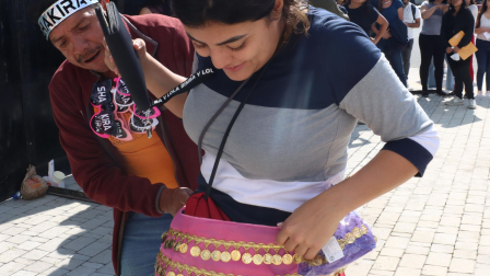 Decenas de personas llegaron  al Estadio Olímpico Atahualpa, con el fin de canjear las entradas a los conciertos de la cantante Shakira. Fotos: API /Rolando Enríquez