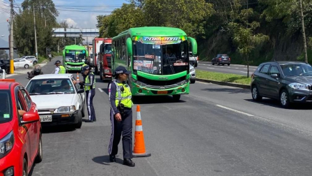Los agentes de tránsito son los encargados de controlar la medida Pico y Placa