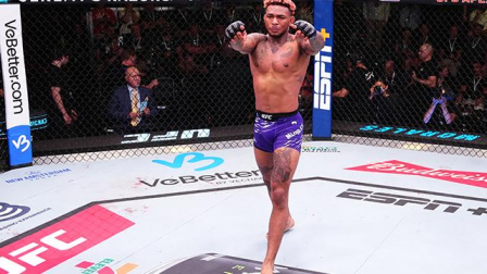 Michael Morales en el octágono de la UFC tras finalizar su combate.