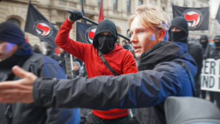 Manifestantes antifascistas durante una protesta en Europa, símbolo del movimiento Antifa ahora denominados terroristas por el gobirno de EE.UU.