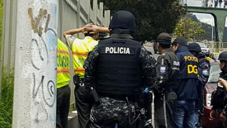 Policías fueron detenidos como parte de una investigación por posibles vínculos con actos delictivos.