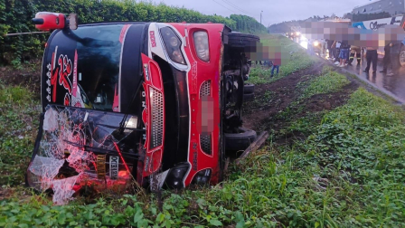 Uno de los buses accidentados en la vía este domigo 16 de noviembre del 2025