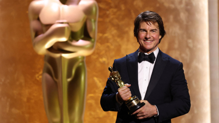Tom Cruise posa con la estatuilla de los Óscar, en Los Angeles, el 16 de noviembre del 2025.