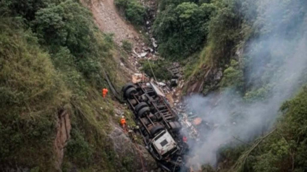 Un camión cayó en un barranco en el cantón Pallatanga, este lunes 17 de noviembre del 2025