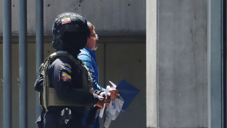 El exlegislador Santiago Díaz mientras ingresaba a la Fiscalía General del Estado el 25 de julio del 2025.