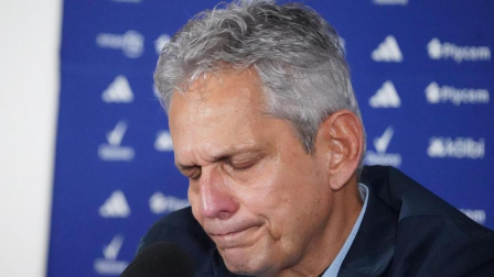 El DT de la Selección hondureña llora en rueda de prensa tras quedar eliminado del mundial.