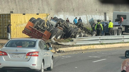 Tráiler volcado en la vía E35, en el intercambiador de Pifo.