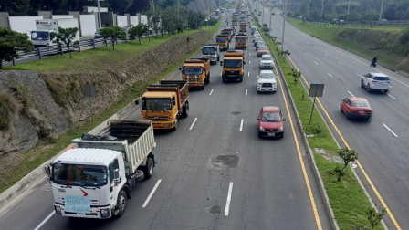 Vehículos pesados y volquetas se detuvieron a un costado de la Ruta Viva, en Quito, este martes 25 de noviembre del 2025.