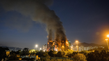 Edificios en Tai Po, Hong Kong, fueron consumidos por el fuego el 26 de noviembre de 2025.