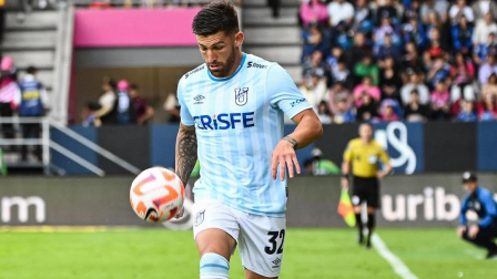 Mauricio Alonso domina el esférico en un partido ante Independiente del Valle, en el hexagonal final por el título.