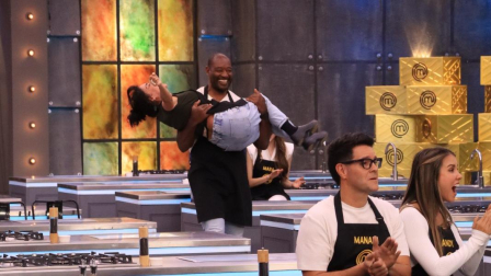 Beber Espinoza cargó a Monserrath Astudillo al saber que eran los ganadores de este reto.