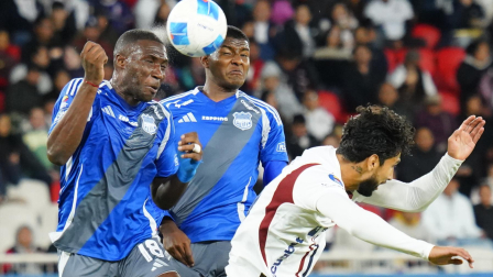 Jeison Medina (derecha), de Liga Deportiva Universitaria, se enfrenta a dos jugadores de Emelec.