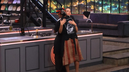 Nicole Pinilla y Naykim Tzamarenda se abrazan luego de escucharla decisión del jurado en MasterChef Celebrity Ecuador.