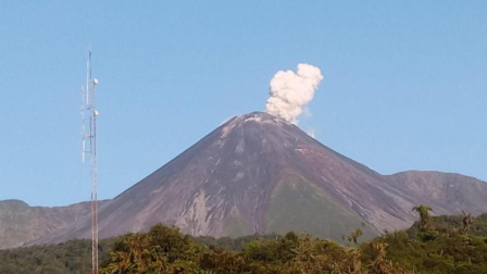 Alerta por caída de ceniza del volcán Reventador en Ecuador.
