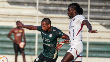 Nixon Molina se enfrenta a Ricardo Adé, defensa de Liga Deportiva Universitaria